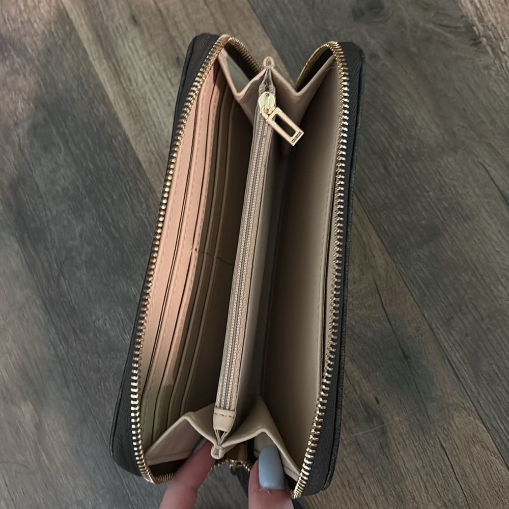 GUESS Wallet - Picture 3 of 6